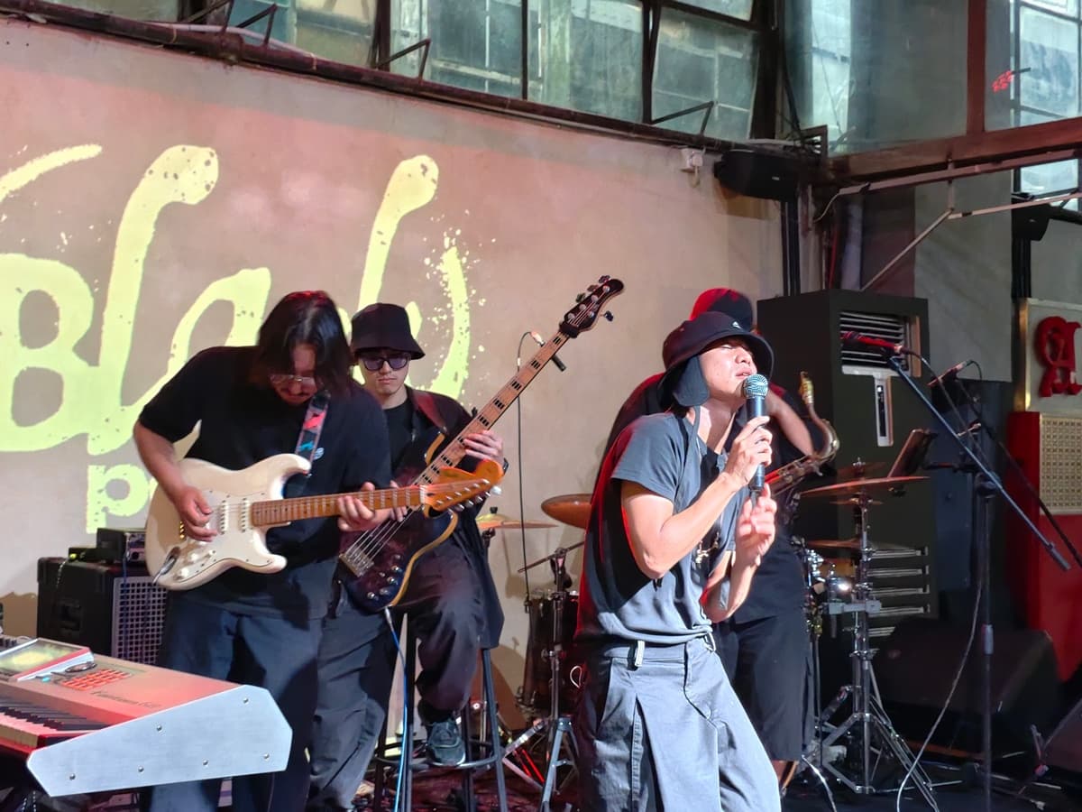 Tampil pada sebuah acara musik di Coma M Bloc, Jakarta, Black Petrol mempertontonkan keahlian mereka di bidang musik jazz eksperimental bernuansa Jepang dengan rap. (FOTO: Seno)