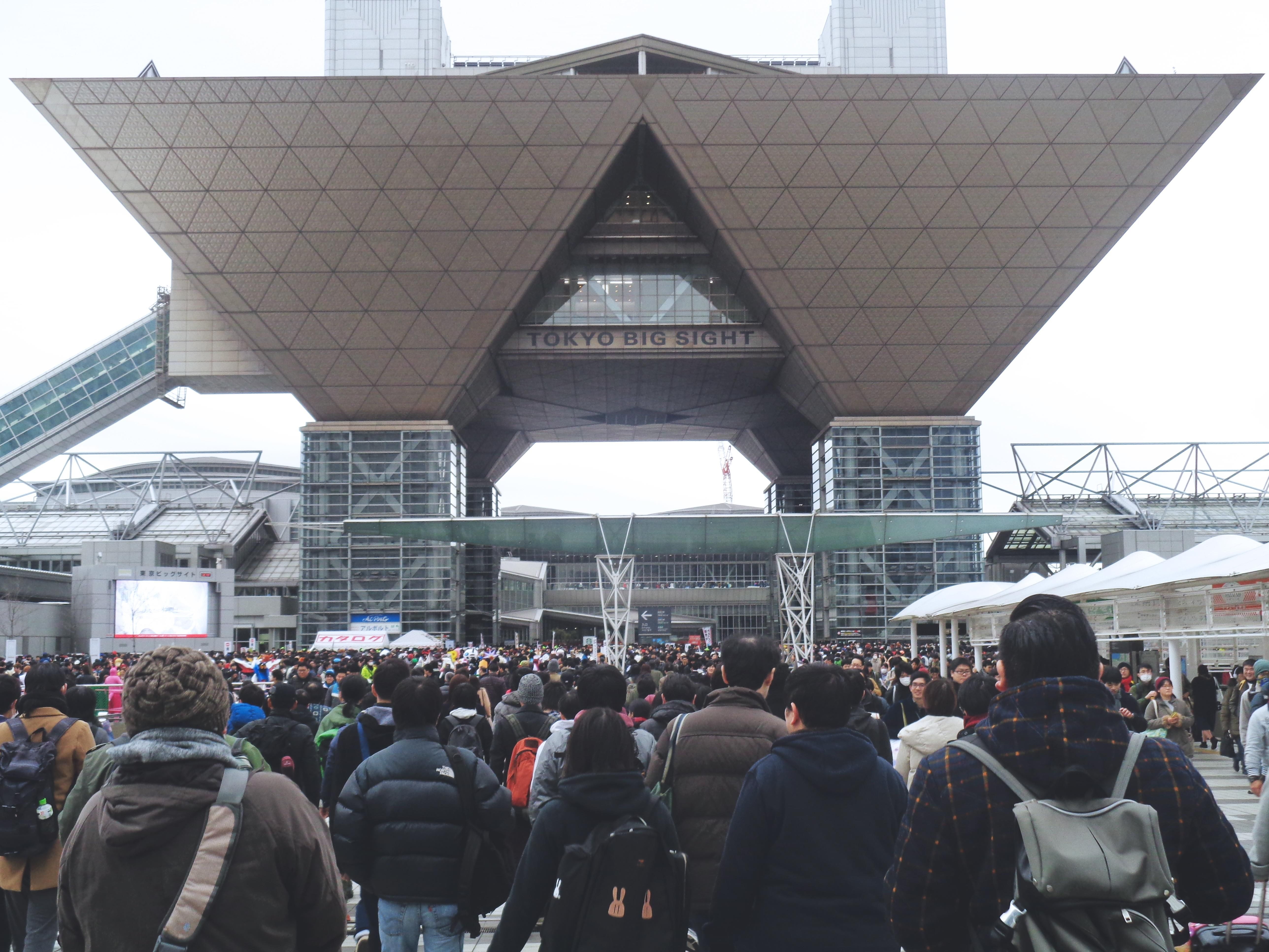 Banyaknya pengunjung yang memadati Tokyo Big Sight