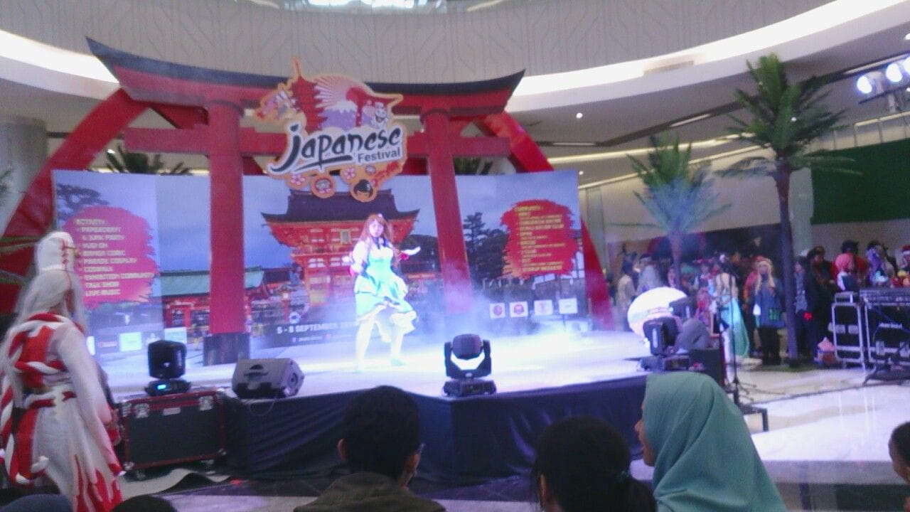 Cosplayer yang beraksi di atas panggung Japanese Festival, Grand Batam Mall